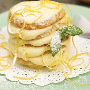 Pancake Tower me krem limoni