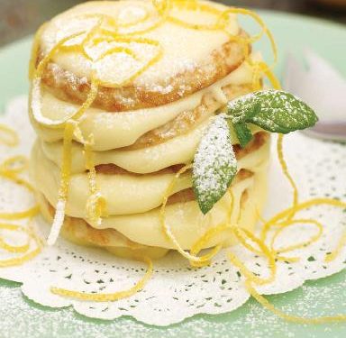 Pancake Tower me krem limoni
