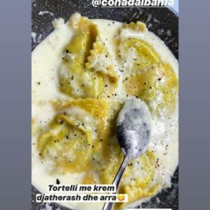 Tortellini me krem djathërash dhe arra