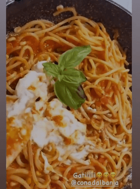 Spageti me domate, borzilok, stika pishe & stracciatella