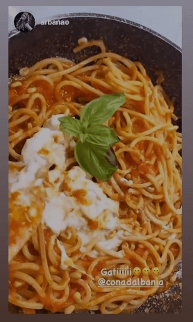 Spageti me domate, borzilok, stika pishe & stracciatella