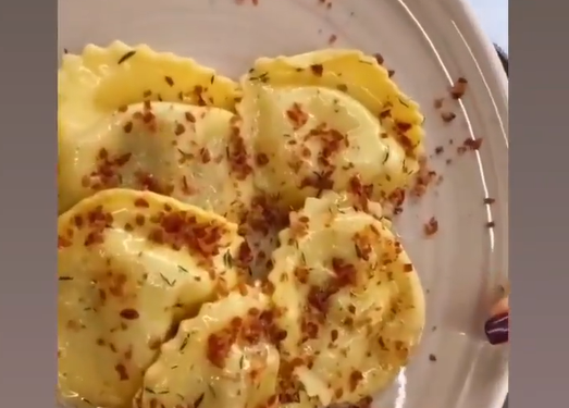 Pasta të mbushura me asiago & kërpudha porcini e shoqëruar me proshutë crudo