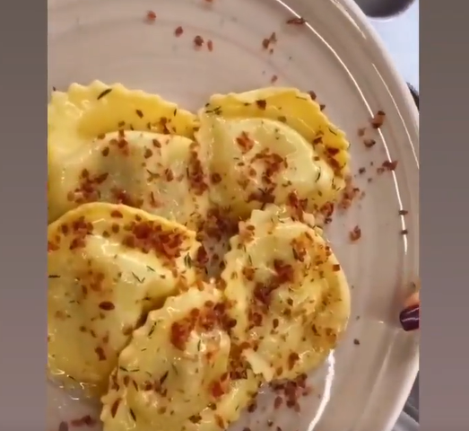 Pasta të mbushura me asiago & kërpudha porcini e shoqëruar me proshutë crudo